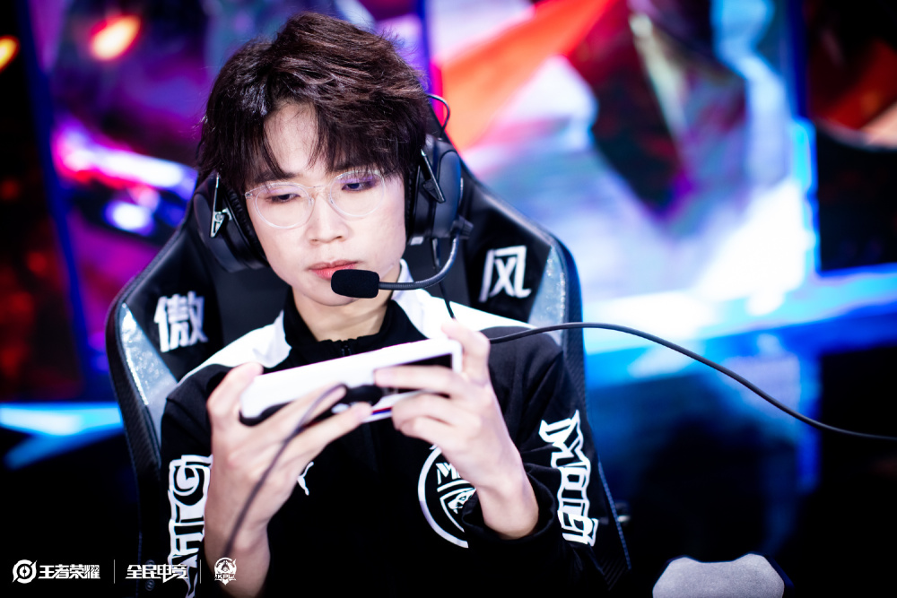 她以出色的 她以出色的